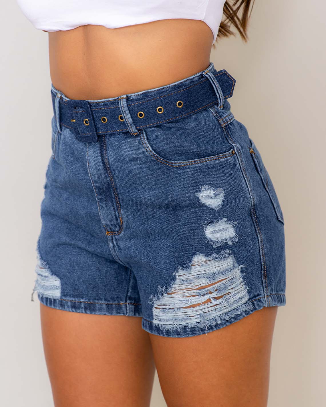 Shorts Jeans Feminino Mom Rasgado Com Cinto Revestido 07504 Média Rasgada Azul