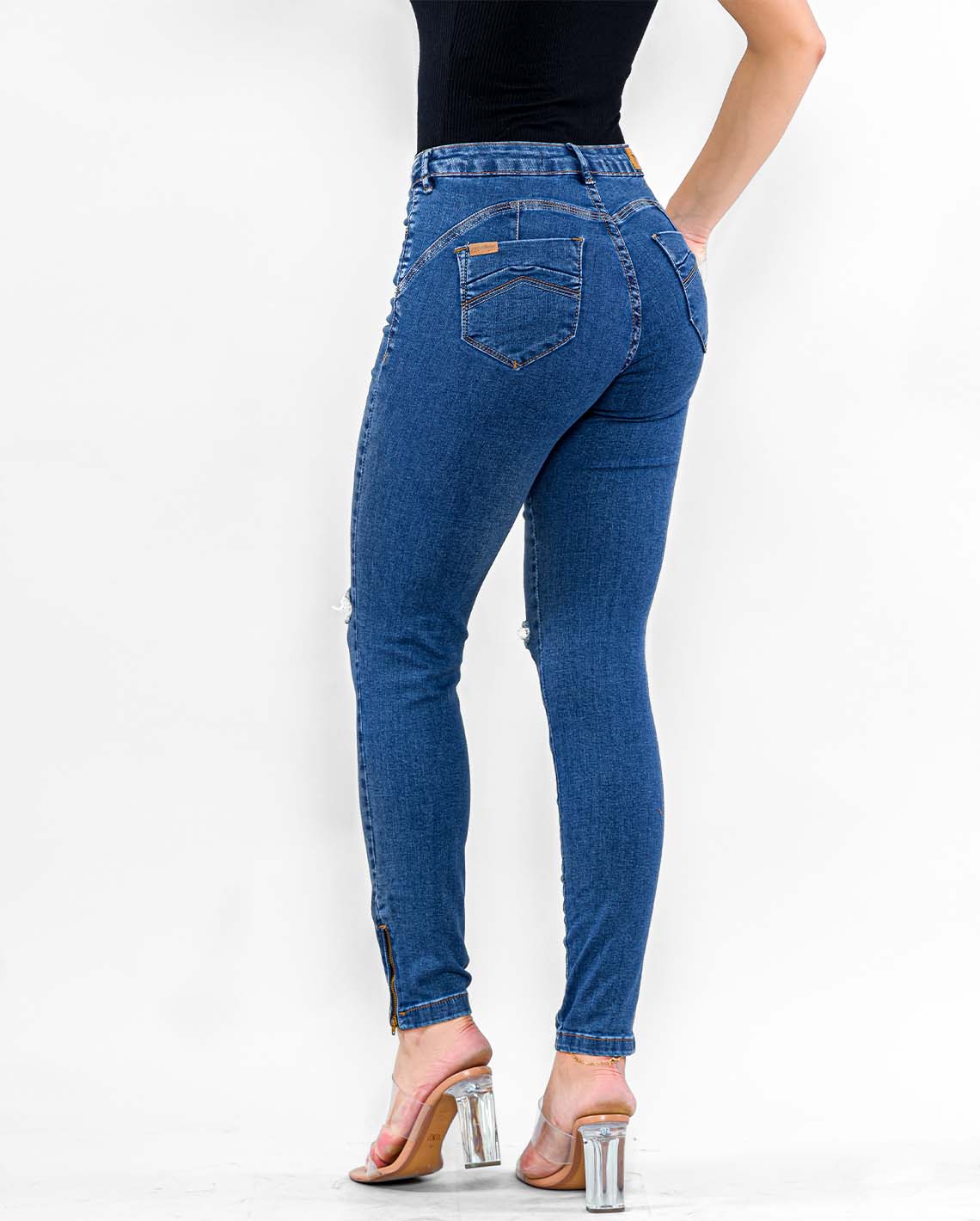 Calça jeans com zíper traseiro na perna e barra desfiada Madame