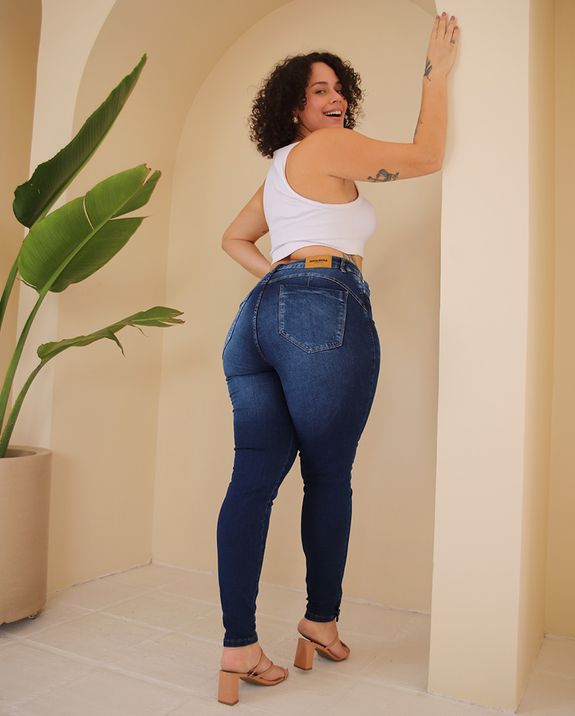 Jeans skinny rasgado com cintura alta curvilínea